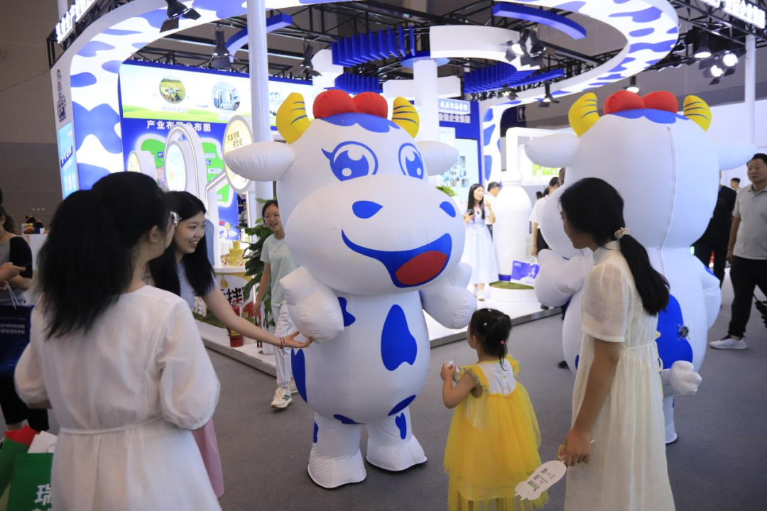 啟航新征程 點亮新賽道丨花花牛乳業(yè)集團參加第十四屆中國奶業(yè)大會暨D20峰會，榮獲“中國乳制品生產(chǎn)企業(yè)現(xiàn)代化等級5A級”評定殊榮