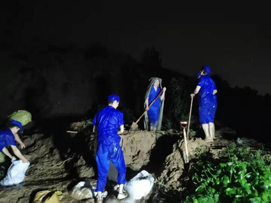微光匯聚、風(fēng)雨同舟，我們一起扛！