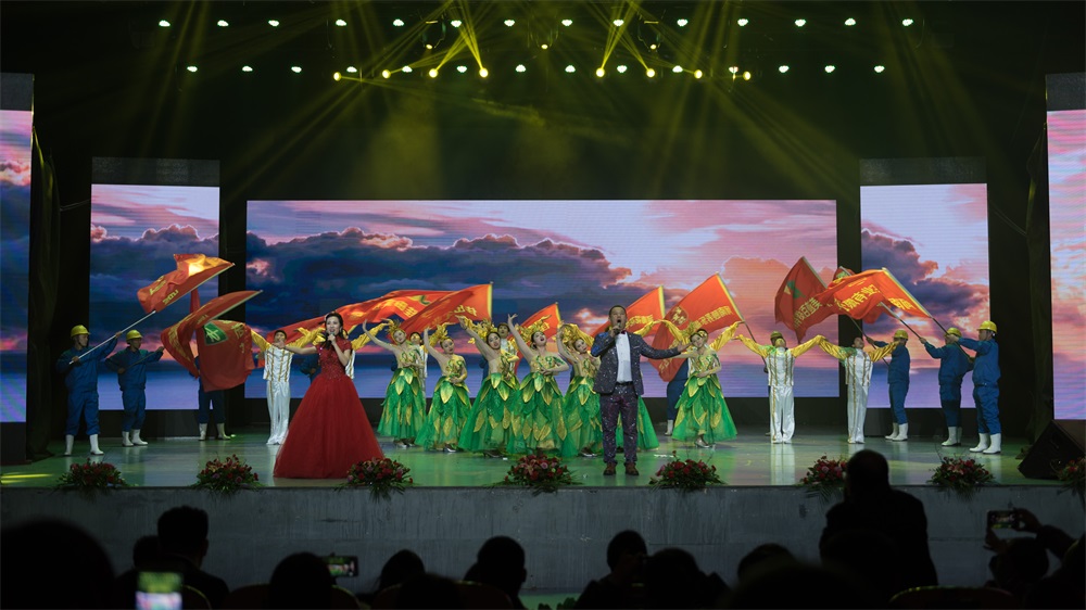 “不忘初心、聚力前行” 花花牛集團(tuán)2018迎新春聯(lián)歡會隆重舉行