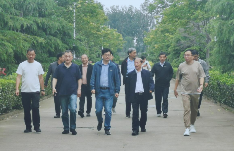 花花牛丨河南農(nóng)業(yè)大學(xué)黨委副書記、校長介曉磊一行蒞臨花花牛河南瑞亞參觀調(diào)研