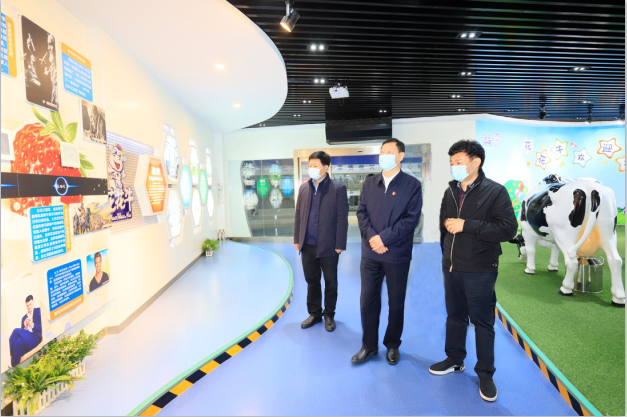 河南省委農(nóng)辦主任、農(nóng)業(yè)農(nóng)村廳廳長申延平一行調(diào)研河南花花牛乳業(yè)集團(tuán)